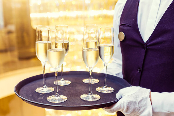 Garçom servindo copos de champanhe na bandeja
 - Foto, Imagem