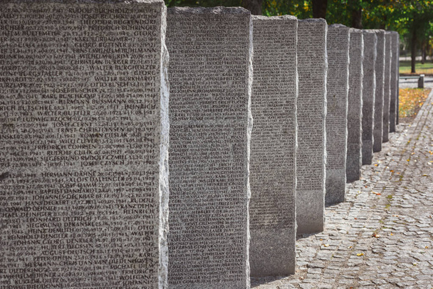 betűk sorba a temetőben elhelyezett azonos kő sírok - Fotó, kép