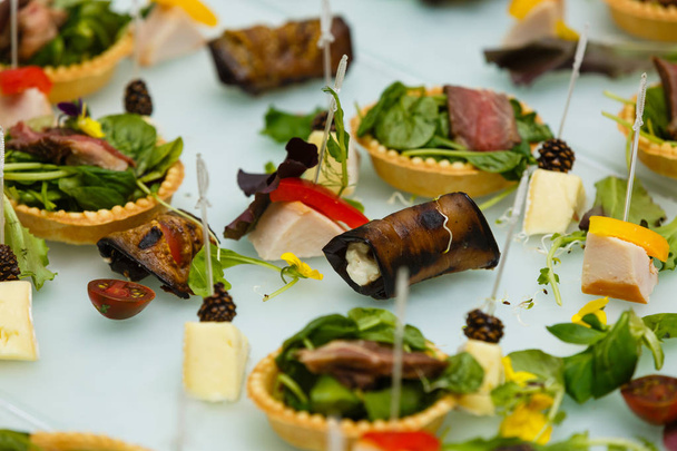 Luxusní zdobené stravování banket stůl s chutné jídlo - Fotografie, Obrázek
