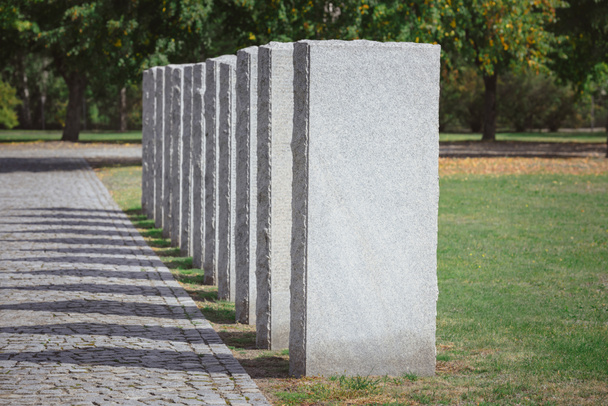 enfoque selectivo de las tumbas de piedra colocadas en fila en el cementerio
 - Foto, Imagen