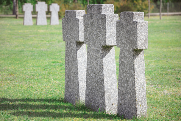 lápidas conmemorativas antiguas idénticas colocadas en fila en el cementerio
 - Foto, Imagen