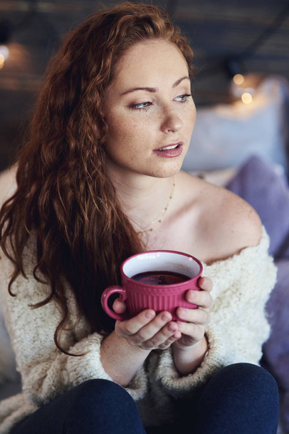 Bella donna che beve tè caldo nella giornata invernale
 - Foto, immagini
