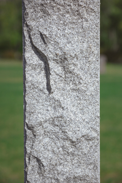 primer plano plano del monumento conmemorativo de piedra en el cementerio
  - Foto, Imagen