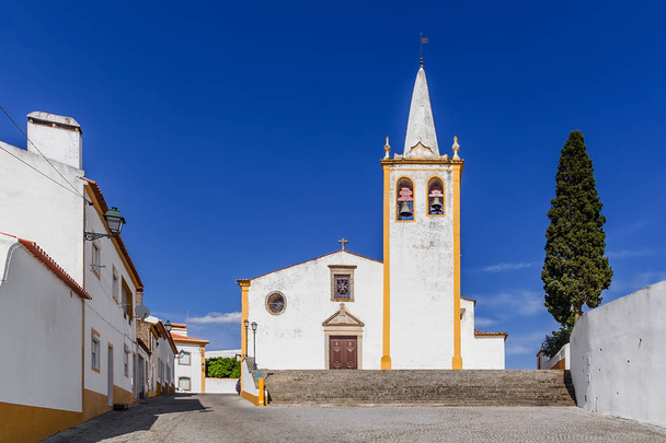 Igreja de Nossa Senhora da Conceicao kerk. Kerk van de moeder van Crato met typische witte gewassen muren en oker of gele kleur. Alto Alentejo, Portugal - Foto, afbeelding
