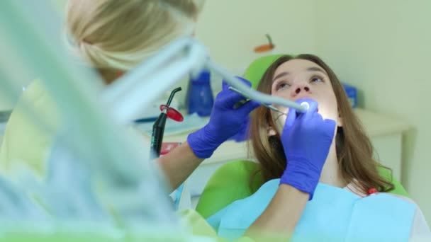 Stomatologist za pomocą wiertła stomatologiczne wysokiej prędkości. Ból zęba leczenie - Materiał filmowy, wideo