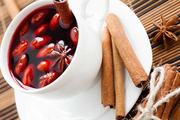 mulled wine flavored with cinnamon and spices - Valokuva, kuva