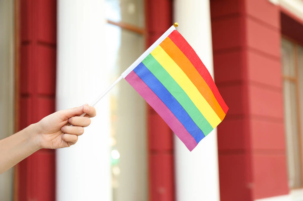 Vrouw met Lgbt Regenboogvlag buitenshuis - Foto, afbeelding