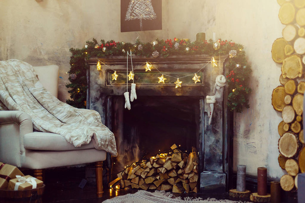 Noel içleri, dekore edilmiş şömine, koltuk ve hediyeler. - Fotoğraf, Görsel