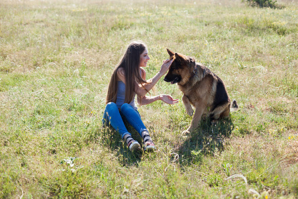 scuole femminili e gioca con cane Pastore
 - Foto, immagini