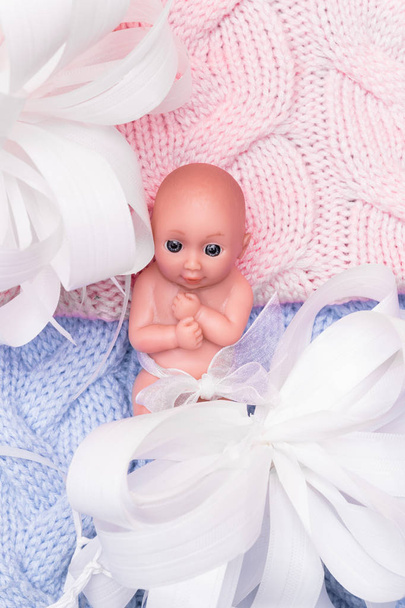 family waiting for baby boy or girl concept, newborn sex concept, pink, blue blacket background and toy baby, decorated with two white bows - Foto, Imagen