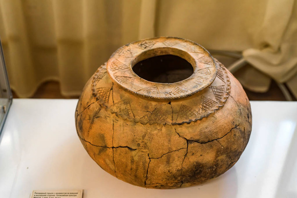 Старовинний глиняний горщик на виставці в музеї
 - Фото, зображення