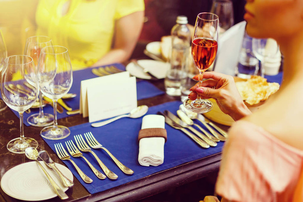 Empresa de elegantes señoras bebiendo vino en el restaurante - Foto, Imagen