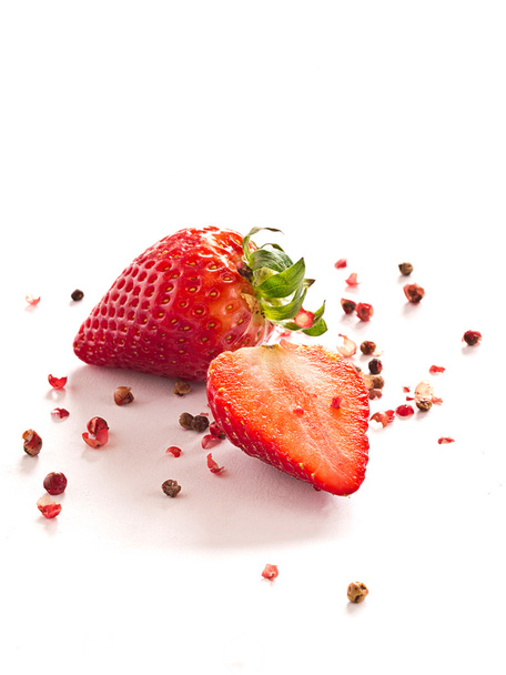 Erdbeeren mit roten Pfefferkörnern - Foto, Bild