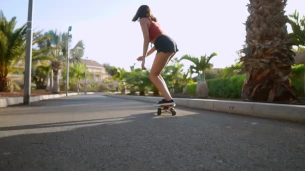 Mädchen auf Skateboard im Park - Filmmaterial, Video