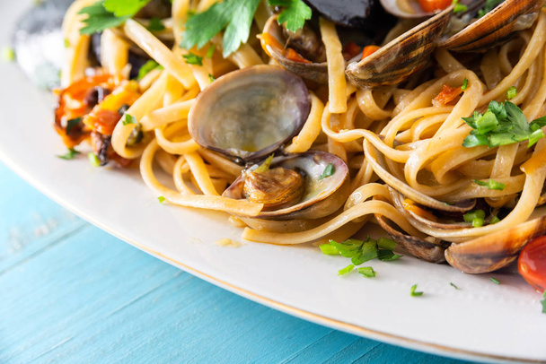 Ruokalaji linguine allo scoglio, tyypillinen italialainen pasta seka mereneläviä
 - Valokuva, kuva