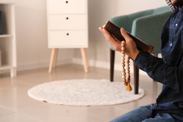 Muslimské mladík s Korán modlí doma - Fotografie, Obrázek