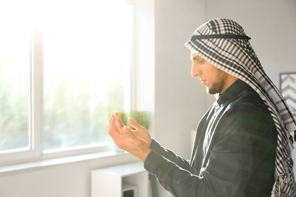 Jovem muçulmano rezando em casa - Foto, Imagem