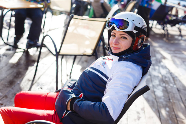 Giovane donna che riposa dopo aver sciato sulla terrazza
  - Foto, immagini