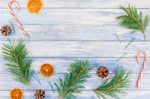 Yeni yıl Noel desen düz el yapımı elişi doku ile köknar ağacı çam kozalakları dalları Xmas tatil kurutulmuş portakal mavi ahşap arka plan kopya alanı şablonu için tebrik kartı üstten görünüm yatıyordu - Fotoğraf, Görsel