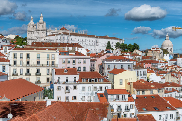 Εναέρια άποψη του ορίζοντα της Λισαβόνας με Πάνθεον και Σάο Βισέντε εκκλησία σε μια όμορφη ηλιόλουστη ημέρα με σύννεφα, Πορτογαλία. - Φωτογραφία, εικόνα