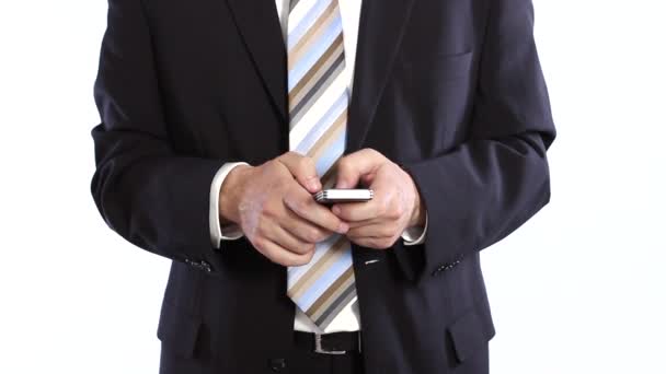 Бизнесмен печатает сообщения на мобильном телефоне
 - Кадры, видео