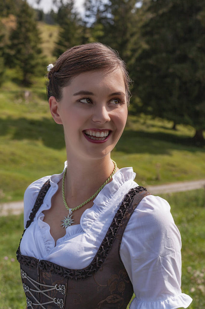 Porträt einer lachenden jungen Frau im Dirndl - Foto, Bild