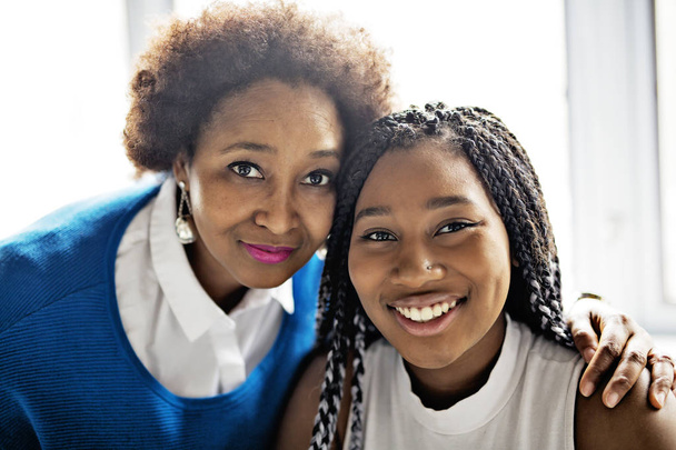 Una madre afroamericana y su hija retratan de cerca
 - Foto, imagen
