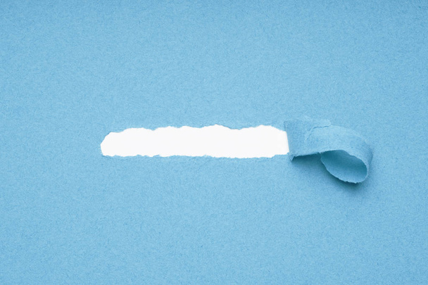 blauen Papierhintergrund abziehen, um versteckten Kopierraum darunter aufzudecken - Foto, Bild