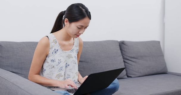 Femme utilisant un ordinateur portable à la maison
 - Photo, image