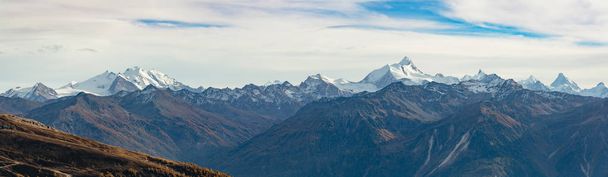 Panoraamanäkymät Sveitsin Alpeille Daubenhornin vuorelta
. - Valokuva, kuva