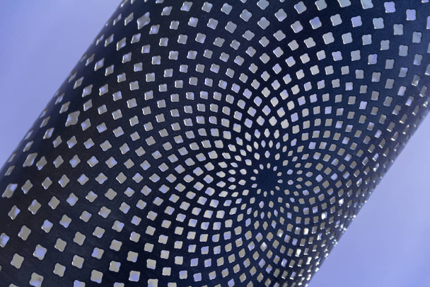 abstrakcyjny wzór perforowane na metalowej rury w niebieskim tyłem - Zdjęcie, obraz