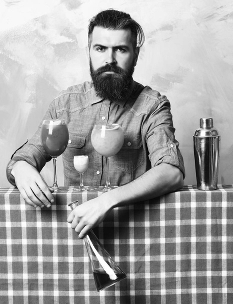 Brutal caucasian hipster with alcoholic cocktails and bar stuff - Fotó, kép