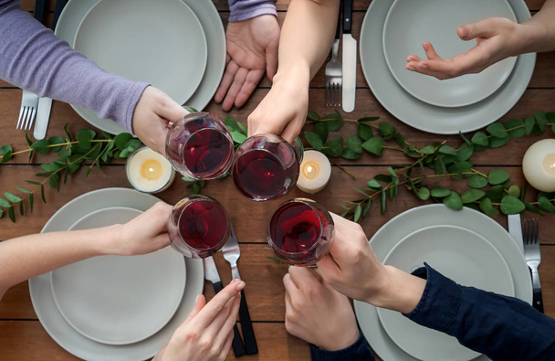 Vrienden drinken van wijn in restaurant - Foto, afbeelding