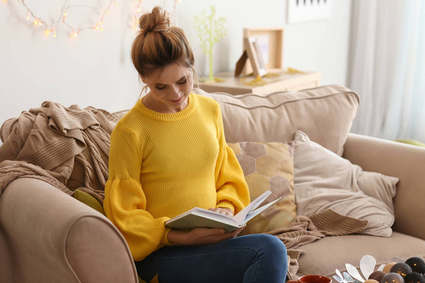 Γυναίκα διαβάζει το βιβλίο στο σπίτι την ημέρα του φθινοπώρου - Φωτογραφία, εικόνα