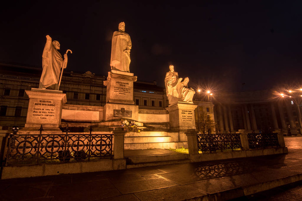 Monumento a personagens históricos de Kiev Rus: Rainha Olga, Cirilo e Metódio e Santo André, o Apóstolo. Kiev, Ucrânia
 - Foto, Imagem