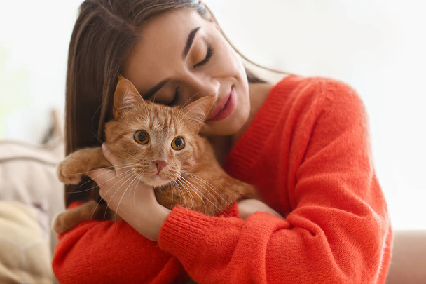 Vrouw met schattige kat rust thuis - Foto, afbeelding