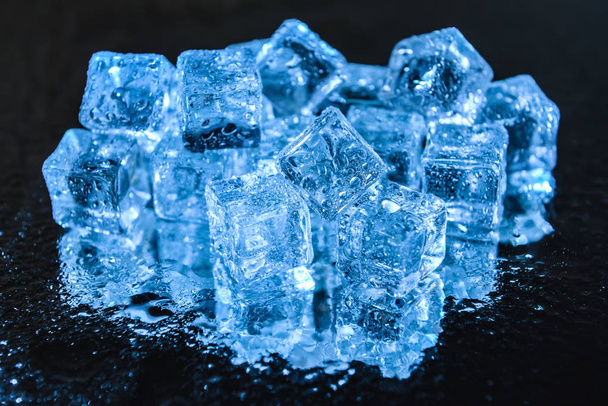 Cubi di ghiaccio su sfondo scuro - Foto, immagini