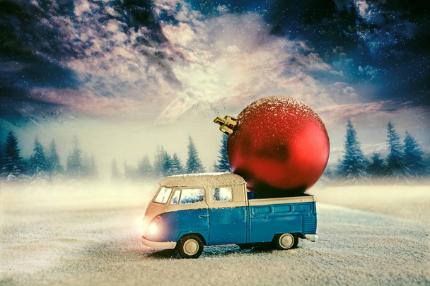 Vrachtwagen laden reus kerst bal. Besneeuwde landschap - Foto, afbeelding