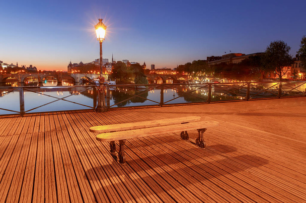 Παρίσι. Γέφυρα του Leopold Sedar Σενγκόρ. - Φωτογραφία, εικόνα