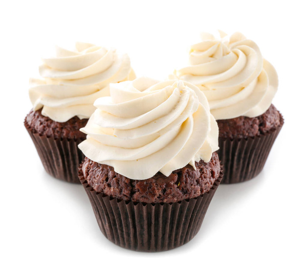 Sabrosos cupcakes de chocolate sobre fondo blanco
 - Foto, Imagen