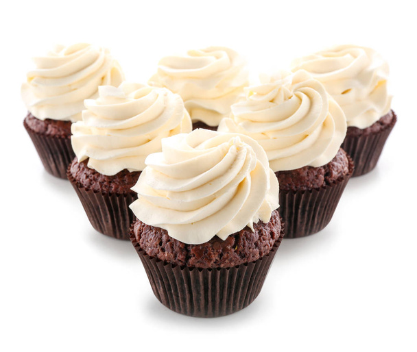 Lekkere chocolade cupcakes op witte achtergrond - Foto, afbeelding