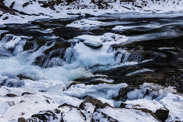Vue panoramique de la rivière rocheuse sauvage dans les bois gelés
 - Photo, image