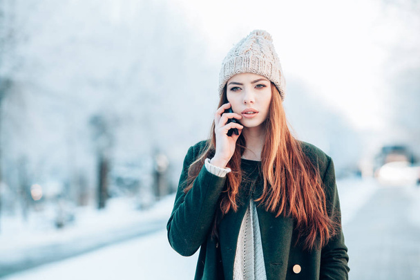 Mladá žena, usmívá se chytrý telefon a zimní krajina . - Fotografie, Obrázek