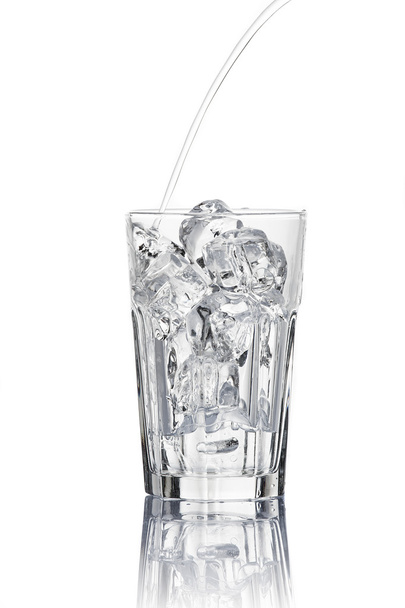 Bicchiere di acqua versante con ghiaccio
 - Foto, immagini