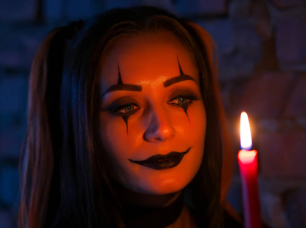 Dívka drží v ruce svíčku. Halloween párty - Fotografie, Obrázek
