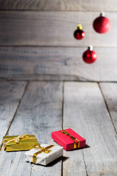 Karácsonyi díszek - labdák és dobozokat egy fehér fa felületre - Fotó, kép
