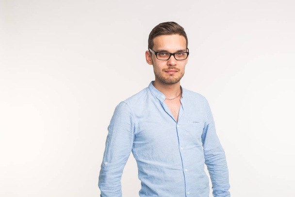 junger gutaussehender Mann mit Brille, der isoliert auf weißem Hintergrund lächelt - Foto, Bild