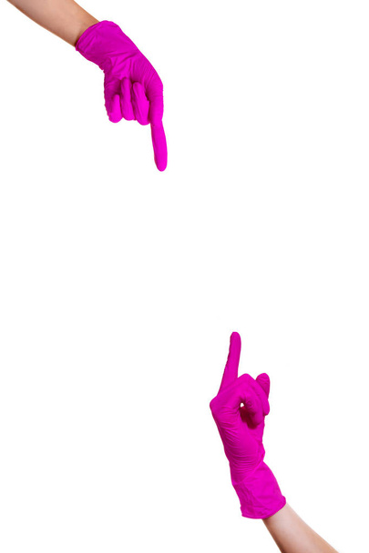 Mains féminines en gants médicaux violets montrant la façon dont l'index. Deux bras isolés sur fond blanc
. - Photo, image