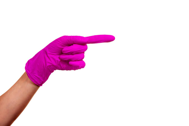 Nainen käsi violetti lääketieteellinen käsine osoittaa tavalla etusormi. Yksi käsivarsi eristetty valkoisella pohjalla
. - Valokuva, kuva