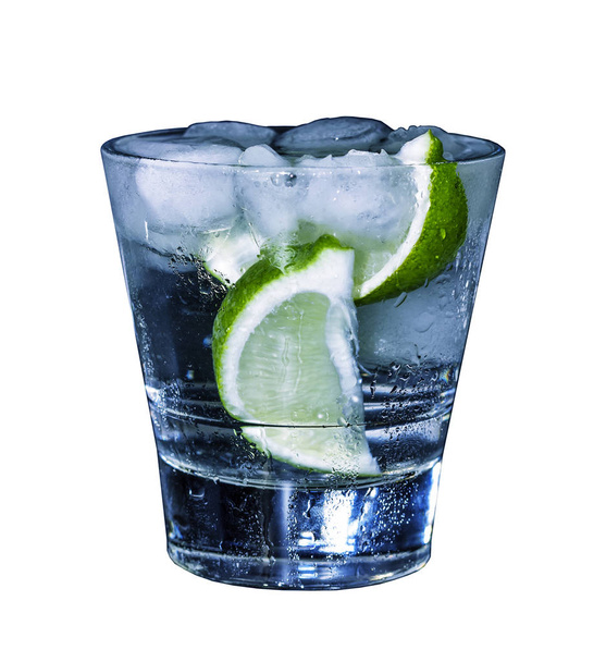 Cocktail alcolico al rum bianco con lime isolato su bianco
 - Foto, immagini